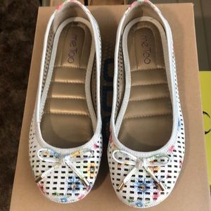 White flat shoes